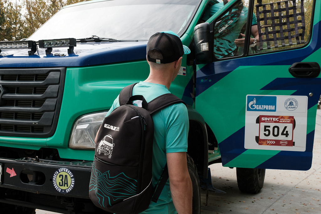 Рюкзак "Газрейд спорт" на спине гонщика